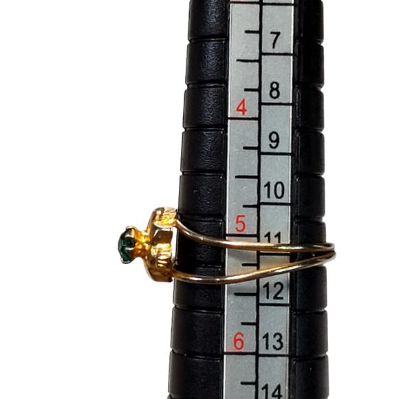 Gold Tone Vtg Ring Small Green Rhinestone Size 5.25 Floral - Picture 2 of 5